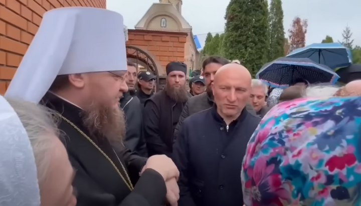 Митрополит Феодосій, мер Черкас Анатолій Бондаренко та віряни УПЦ. Фото: скріншот відео