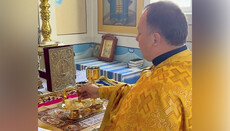 Клірик ПЦУ випадково показав, що слжить на антимінсі від Патріарха Кирила