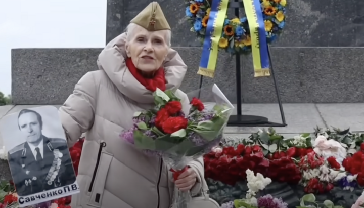 Жінка прийшла покласти квіти героям, які боролися із нацизмом. Фото: СПЖ