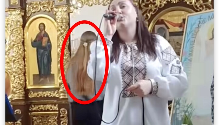 В уніатському храмі Ладичина дівчина заходить у вівтар. Фото: Тік-Ток Choir_Ladychyn
