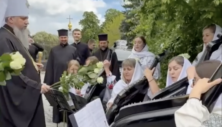 Епифаний сует цветы бандуристскам во время выступления. Фото: тг-канал ПЦУ