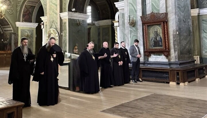Архієпископ Никодим (другий зліва) на молитві з ПЦУ, РКЦ, УГКЦ та протестантами. Фото: glavcom.ua