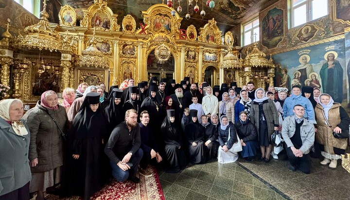 Митрополит Павел із сестрами та парафіянами Георгіївського монастиря Рівного. Фото: пресслужба Рівненської єпархії