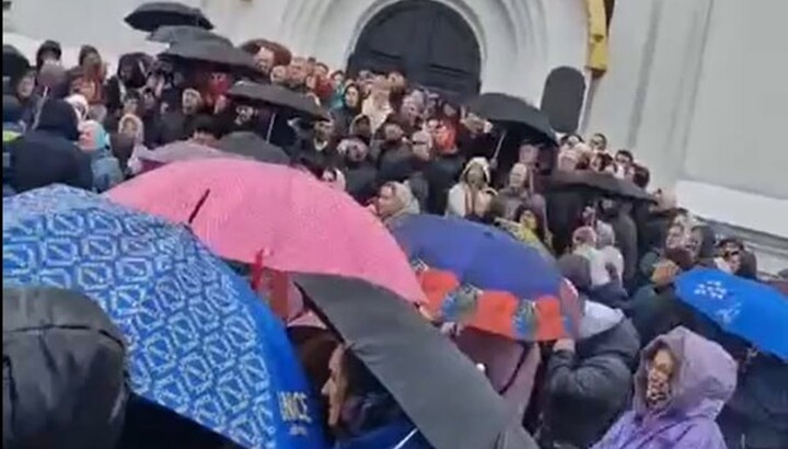 A large number of parishioners stood in defense of the UOC Transfiguration Cathedral in Varash. Photo: Dozor
