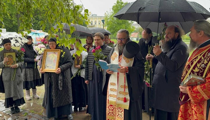 Επίσκοπος Μπορόβσκι Κλίμεντ προήδρευσε της προσευχής κοντά στον ναό του Βλαντιμίρ-Ολγκίν. Φωτογραφία: Δεκατιανός μοναστήρι