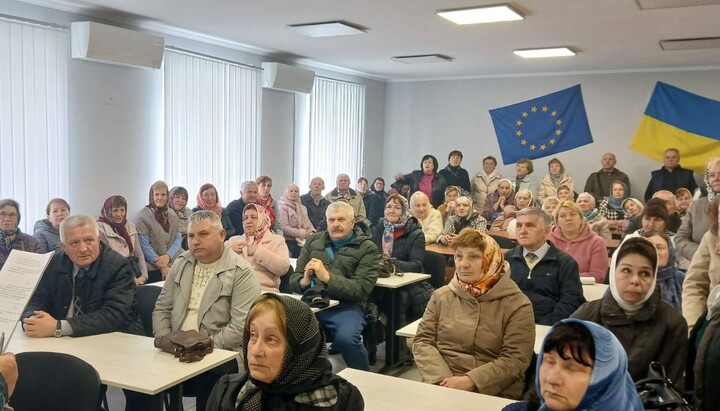 Голосування невідомих осіб у Чернівцях. Фото: Укрнет
