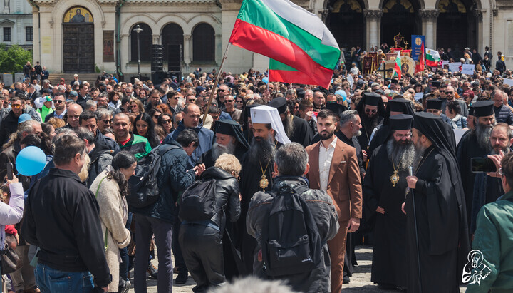 Тисячі болгар вийшли підтримати предмет «Чесноти і релігії»