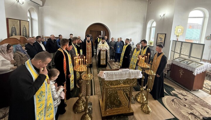 На «благодарственном молебне» в Каменной прихожан почти не было. Фото: Фейсбук Грищука
