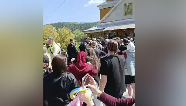 Credincioșii din Ust-Putila nu sunt lăsați de poliție să intre în biserică. Foto: UJO