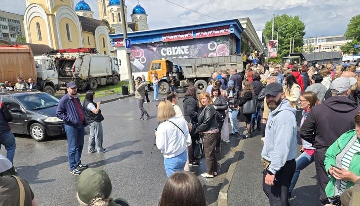 Мусоровозы у хмельницкого собора, где должен служить Митрополит Онуфрий. Фото: Тг-канал