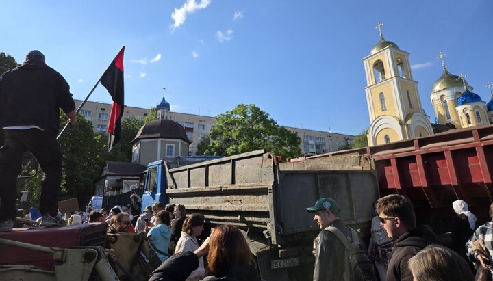 Натовп прийшов блокувати службу в Миколаївському соборі УПЦ Хмельницького. Фото: тг-канал
