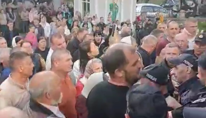 Прихожан УПЦ в Усть-Путилі поліція не пускає в храм. Фото: СПЖ