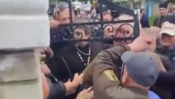 <h1>Κατάληψη του ναού της ΟΠЦ προς τιμήν της Γέννησης της Υπεραγίας Θεοτόκου στο χωριό Ζαστάβνα. Φωτογραφία: Ντόζορ</h1>