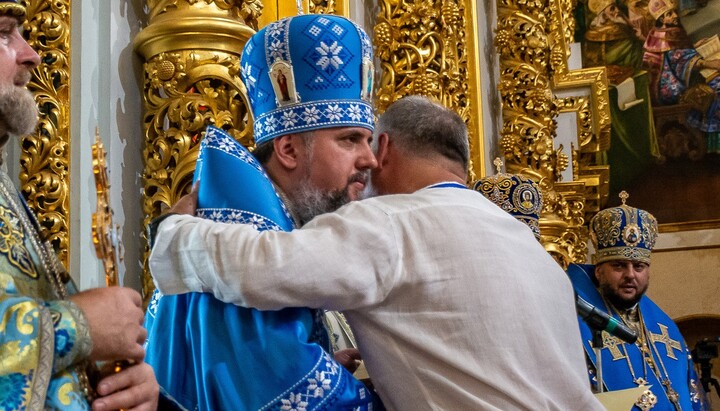 Остапенко приятелски прегръща Сергея Думенко. Снимка: Фейсбук на резервата