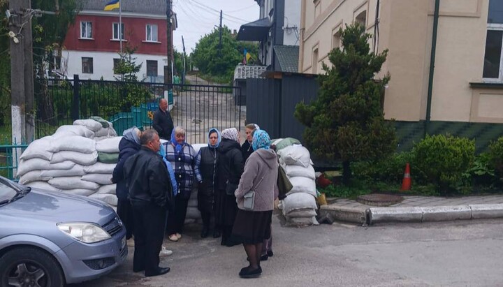 <p>Οι πιστοί της Αγίας Τριάδας ενορίας της Ουκρανικής Ορθόδοξης Εκκλησίας στο χωριό Δρούμπα κοντά στο Κρεμενέτς ΤΚΚ. Φωτογραφία: Επισκοπή Ρόβνο</p>