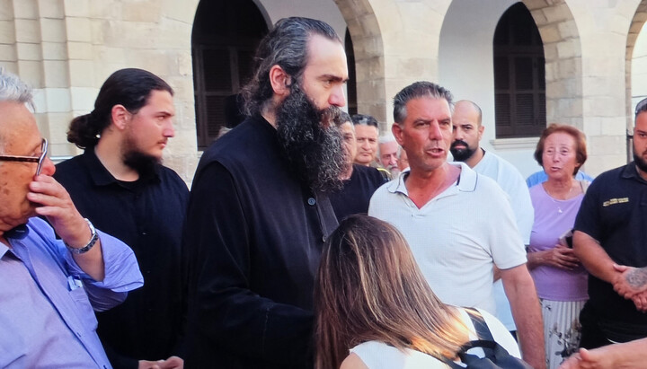 <р>Μητροπολίτης Τιχίκος με τους πιστούς στη μητρόπολη Πάφου. Φωτογραφία: omegalive.com.cy</р>