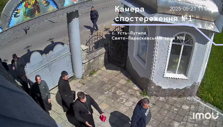 Рейдери проникли в храм УПЦ Параскеви в Усть-Путілі. Фото: скріншот відео