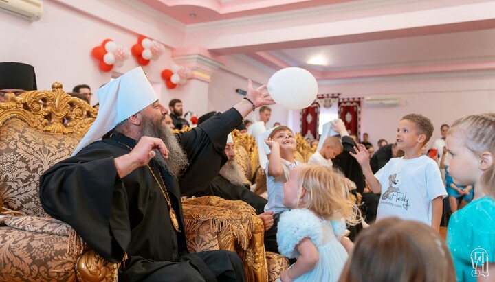 <р>Mitropolitul Longhin cu copiii săi în Bănceni. Foto: serviciul de presă al UПЦ</р>