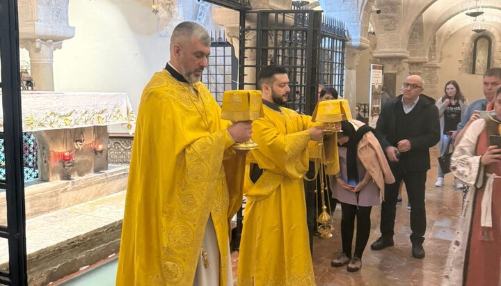 Huliamov at the relics of St. Nicholas. Photo: Yurash’s Facebook