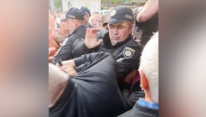 The police using force against parishioners in Ust-Putyla. Photo: UOJ