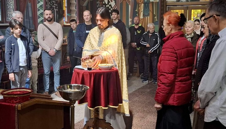 Протоиерей Благое Катич благословляет славские дары «Беседа Петроварадин». Фото: страница Ассоциации в FB
