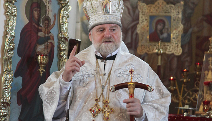 Черкаският „йерарх“ на ПЦУ дойде в завзетия храм с откраднат жезъл