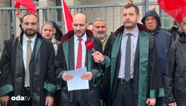 След подаването на заявлението адвокатите проведоха пресконференция пред сградата на съда в Истанбул. Снимка: ODAtv