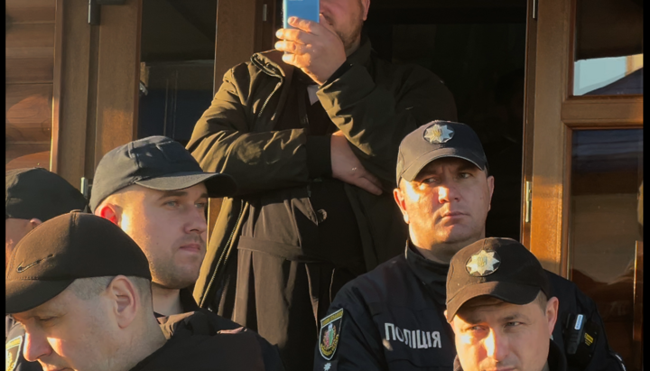 Полиция охраняет рейдеров ПЦУ, которые ворвались в Ильинский храм УПЦ в Заболотье. Фото: СПЖ