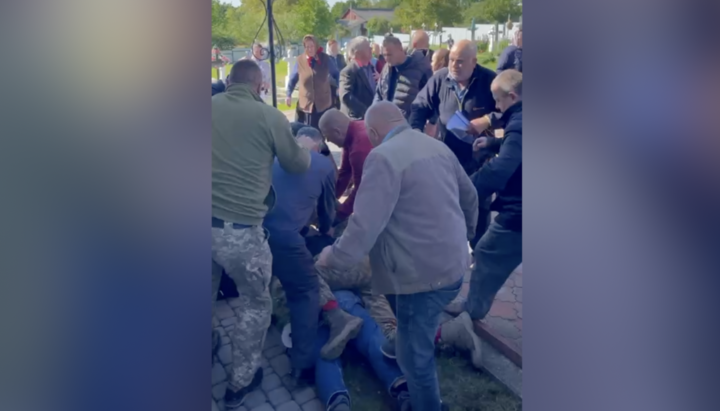 In Zabolottia, chaplains and men in camouflage beat one of the parishioners. Photo: UOJ