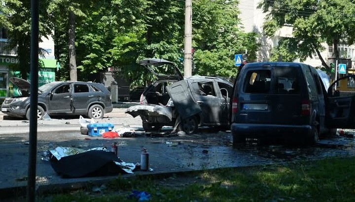 Vehicles damaged in the attack on Sumy. Photo: Facebook / Orthodox Sumshchyna