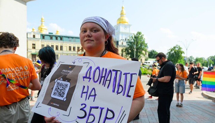 Participant of the LGBT event raises funds for Sternenko. Photo: Facebook Kyivpride
