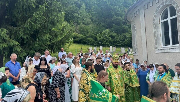 Αγιασμός του θρόνου στον Ιερό Ναό Αγίου Πνεύματος του χωριού Τσαμπίν. Φωτογραφία: Επισκοπή Μουκάτσεβο