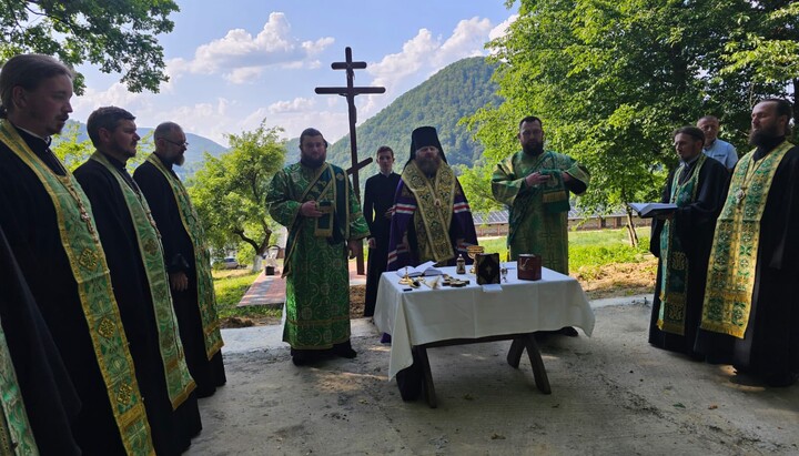 Молитва на месте будущего храма УПЦ в честь Живоначальной Троицы. Фото: Хустская епархия