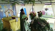 Віруючі УПЦ в Погорілівці третій рік поспіль зустрічали Трійцю поза храмом