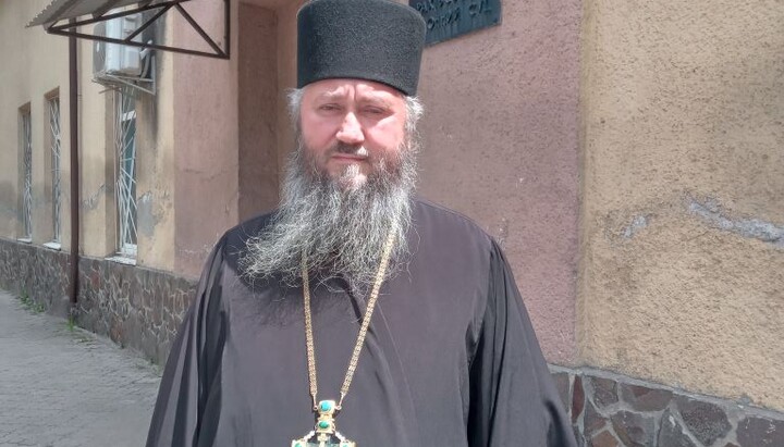 Арhimandritul Benedict (Hromii) lângă clădirea tribunalului. Fotografie: Facebook-ul preotului