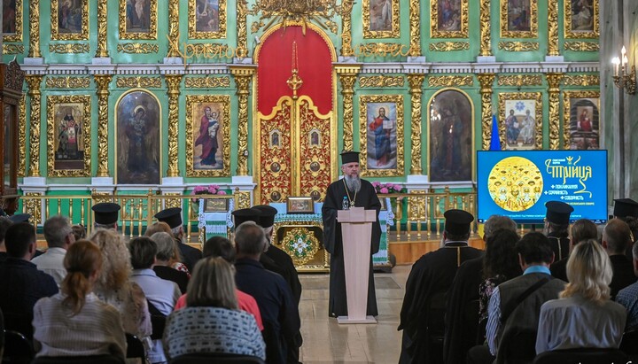 Думенко выступает с трибуны в Троицком соборе Чернигова. Фото: пресс-служба ПЦУ