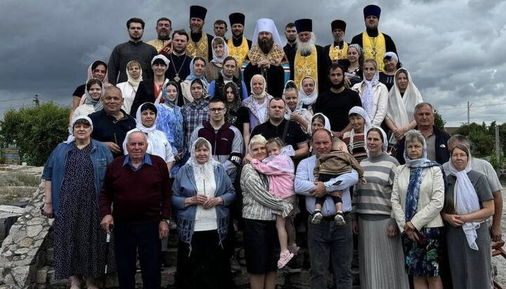 Духовенство та парафіяни храму на честь Жінок-мироносиць. Фото: t.me/kmnskeparh