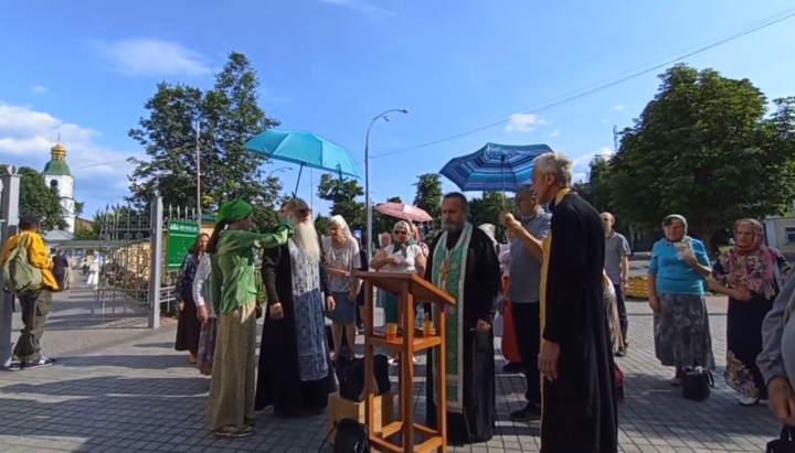 Молитвенное стояние возле Киево-Печерской лавры 16 июня 2025 г. Фото: t.me/save_Lavra