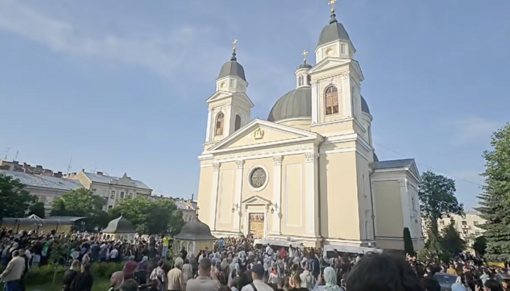 Віруючі УПЦ звільняють свій собор. Фото: