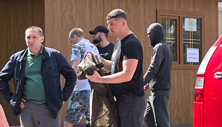 Кишлар в окружении боевиков ПЦУ во время захвата собора в Черновцах. Фото: СПЖ