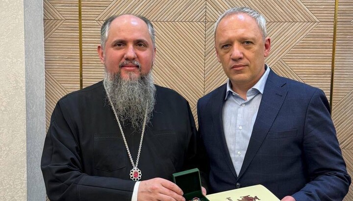 Кличук (справа) получает от Думенко орден. Фото: Тг-канал Кличука