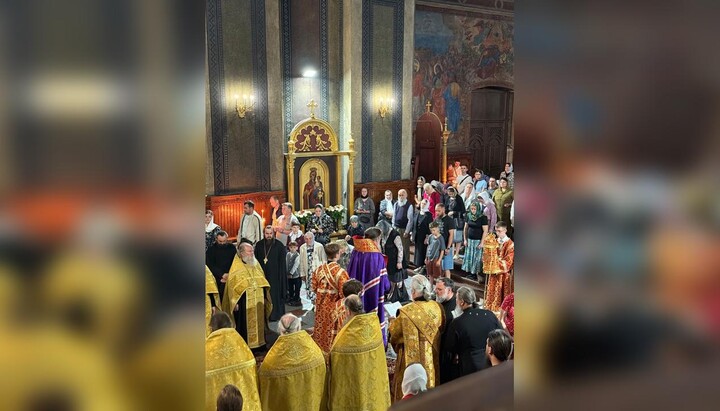 <p>Πιστοί της Ουκρανικής Ορθόδοξης Εκκλησίας στον καθεδρικό ναό στο Τσερνιβτσί. Φωτογραφία: Πιστοί της επισκοπής της Ουκρανικής Ορθόδοξης Εκκλησίας.</p>