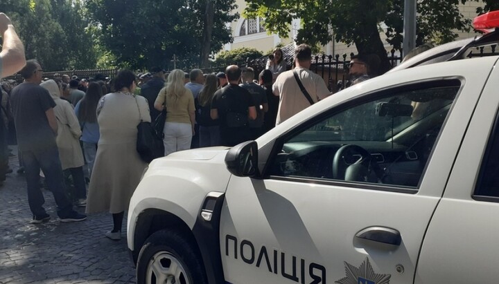 Στην αστυνομία του Τσερνιβτσί υποβλήθηκαν περισσότερες από 10 καταγγελίες για ξυλοδαρμούς και κατάληψη ναού.