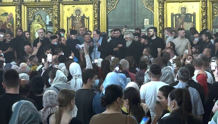 Οι ενορίτες της Ουκρανικής Ορθόδοξης Εκκλησίας μετά την απελευθέρωση του καθεδρικού ναού. Φωτογραφία: СПЖ