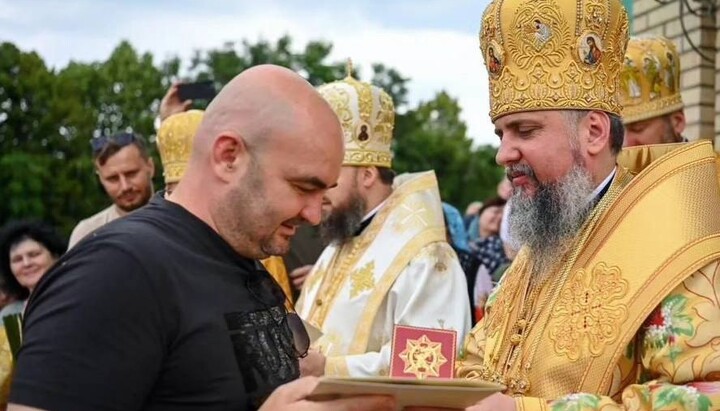 Σέργιος Ντουμένκο βραβεύει τον Σέργιο Βόζνι. Φωτογραφία: ΦΒ Βόζνι