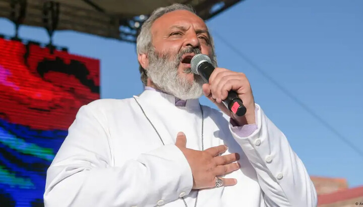 Αρχιεπίσκοπος Μπαγκράτ Γκαλσταγιάν μιλά σε συγκέντρωση της αντιπολίτευσης. Φωτογραφία: Alexander Patrin/ITAR-TASS/IMAGO