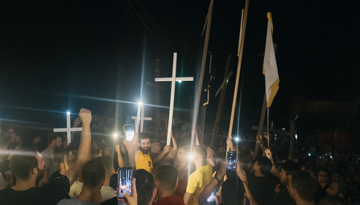 Συμμετέχοντες στη λιτανεία στη μνήμη των θυμάτων της τρομοκρατικής επίθεσης στον ναό του προφήτη Ηλία στη Δαμασκό. Φωτογραφία: Wadi Alnasara News