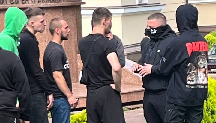 Οι μαχητές της ΠЦУ λαμβάνουν οδηγίες από τον επιμελητή στον χώρο του καθεδρικού ναού της Ουκρανικής Ορθόδοξης Εκκλησίας. Φωτογραφία: СПЖ