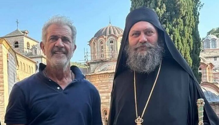 Μελ Γκίμπσον και ο ηγούμενος της Μονής Χιλανδαρίου αρχιμανδρίτης Μεθόδιος. Φωτογραφία: ΣΠΖ στο Άγιον Όρος