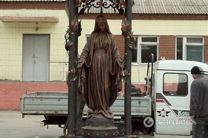 У Києві вандали пошкодили статую Богородиці